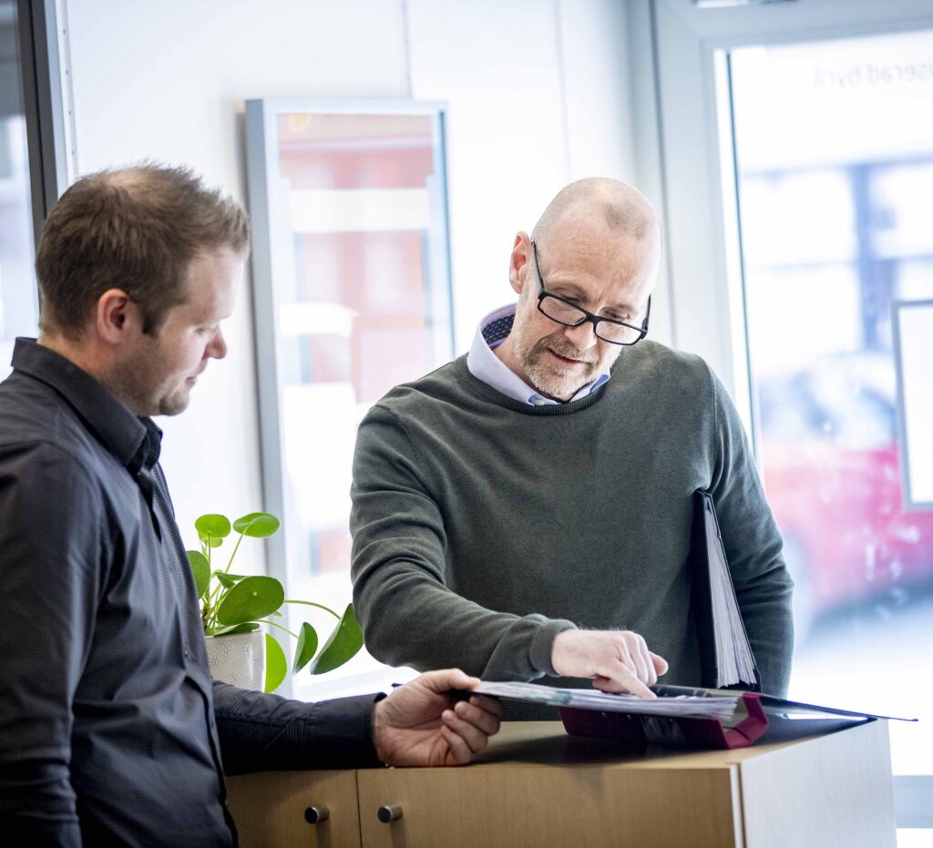 Account Ekonomipartners redovisningskonsulter som diskuterar löpande bokföring på deras redovisningsbyrå i Örebro